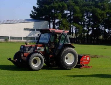 Ελλάς το μεγαλείο σου: «Ντου» με τρακτέρ σε γήπεδο -Bίντεο